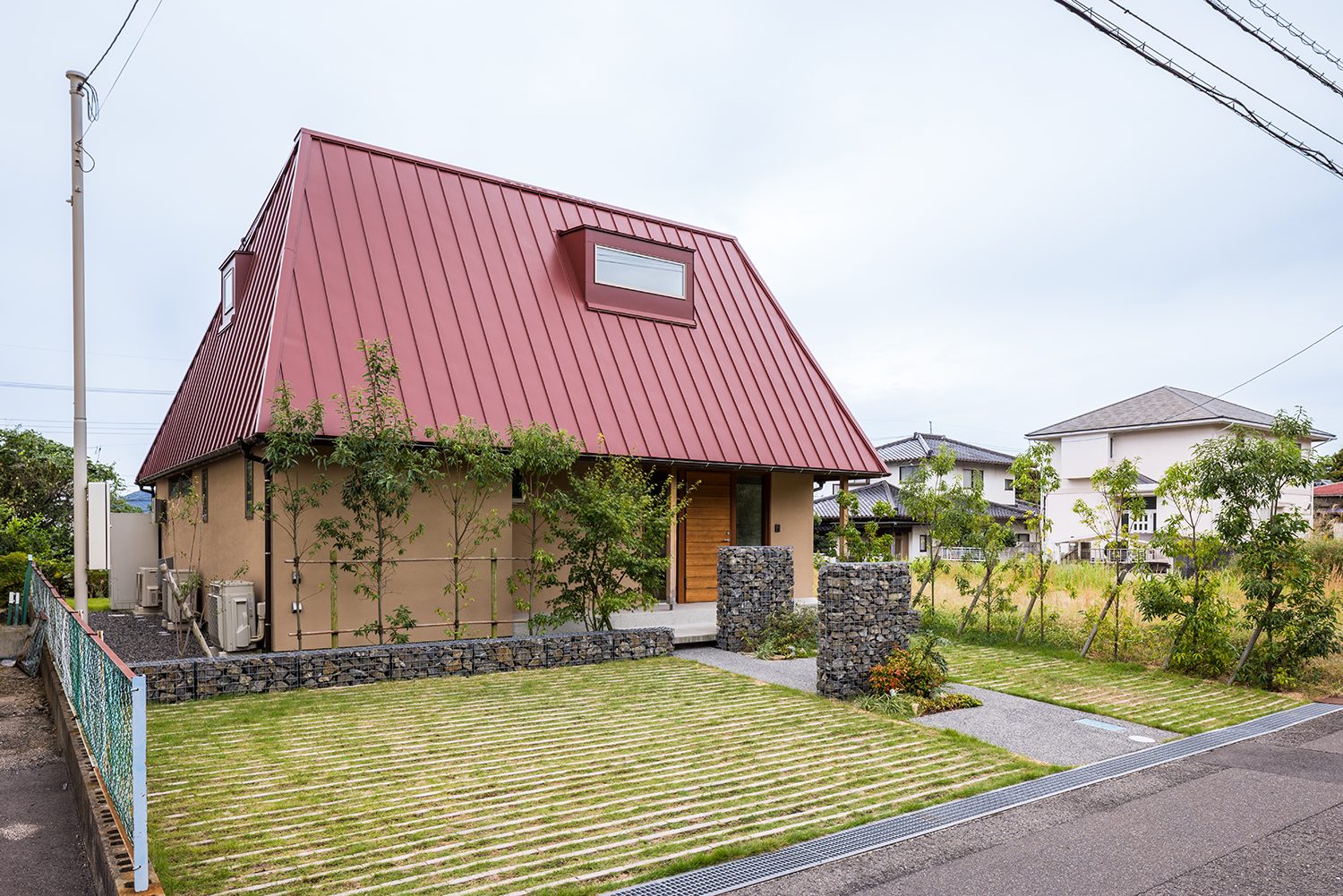 長いダイニングテーブルが中心にある住楽の家のLDK